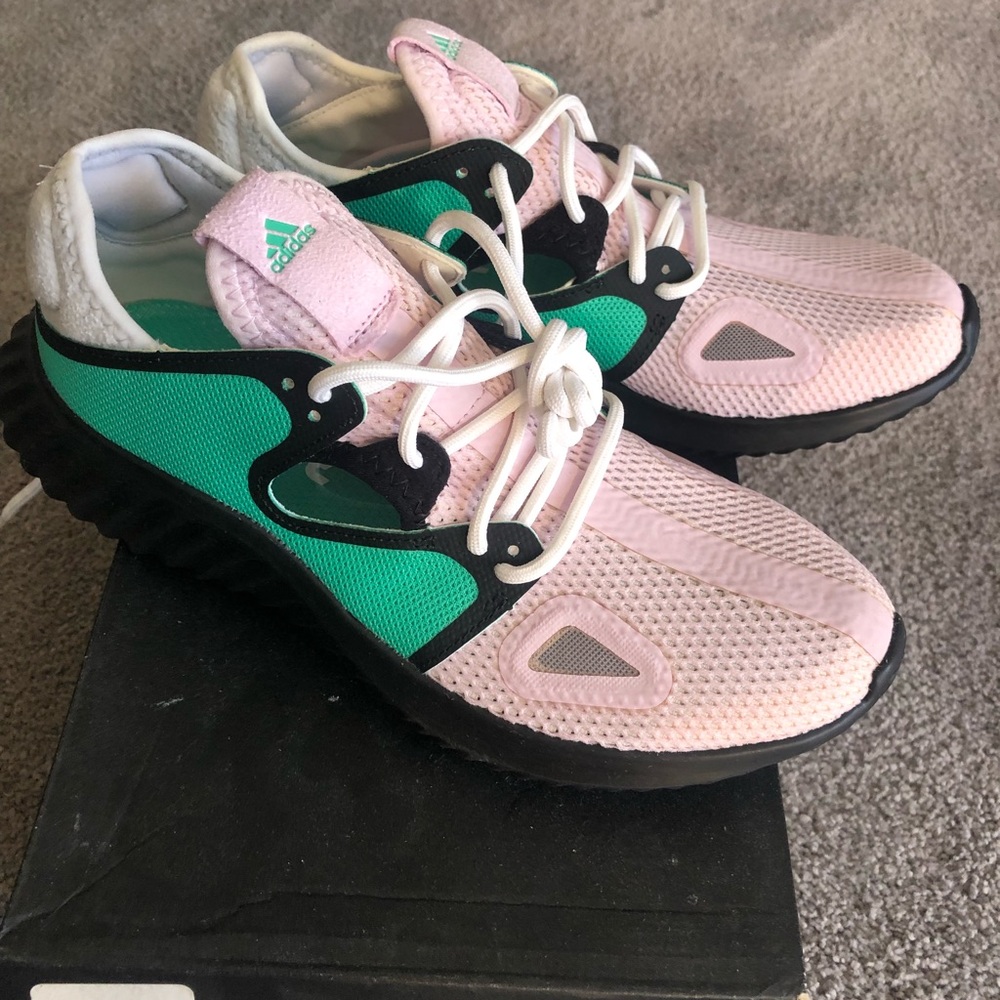 Ladies Adidas’s light weight sneakers size 8 Brand New‼️